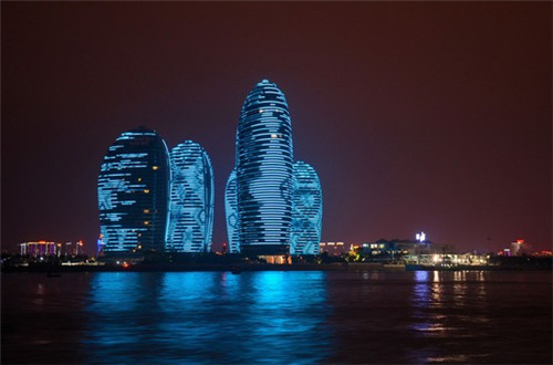 在盘山县开中式快餐店加盟好还是自营好，盘山县加盟川悦香辣虾如何选址